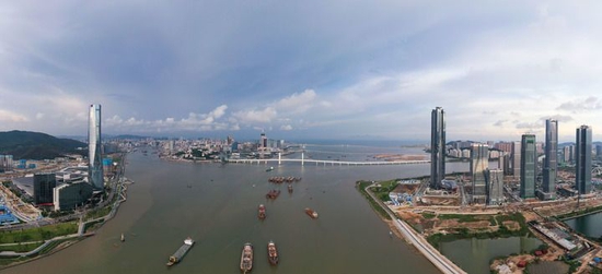 珠海中心大厦、横琴国际金融中心大厦等高层建筑和远处的澳门。新华社记者 陈晔华 摄