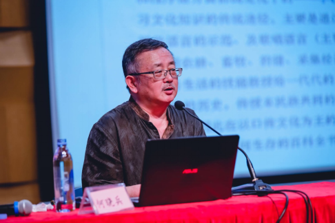 中国传媒大学教授 何晓兵，做《中国民歌的多元文化功能》主题发言