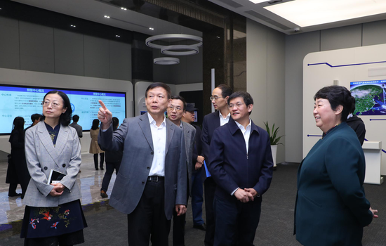 与会嘉宾了解预警中心建设情况（前排从左至右：常越、许小峰、庄旭东、王延青）