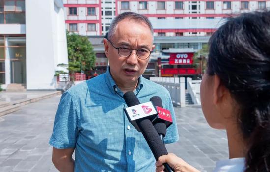 湖南省文联副主席、湖南省美协常务副主席刘云接受媒体记者采访
