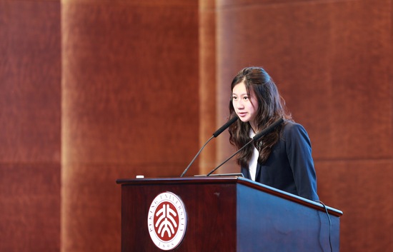 布朗大学在校生Sabrina Chen在演讲中