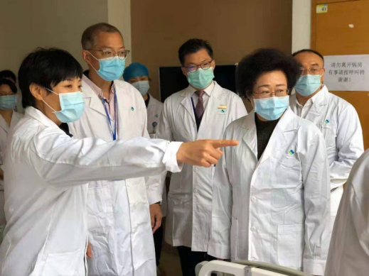 吴以环副市长视察港大深圳医院观察病区。
