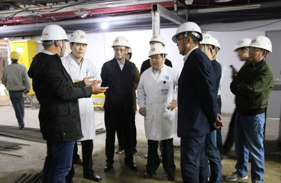 赫捷书记(左二)、王绿化院长(左四)视察医院工地建设情况