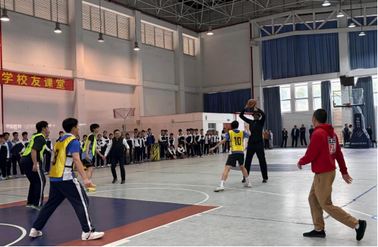 图为卡洛斯・罗杰斯同前海未来教育集团西乡中学男篮交流互动