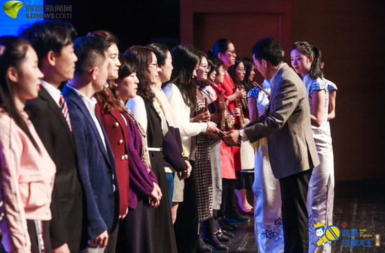 深圳新闻网总编辑唐亚明为获奖学校颁奖