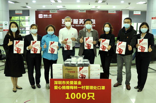 疫情爆发后,张占恒理事长带领团队逆行,为抗疫一线单位和社区捐赠防护物资。