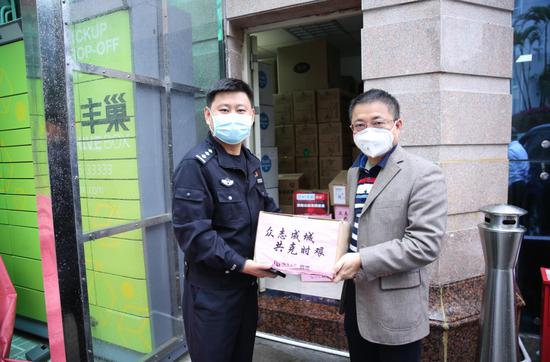 榕亨集团为市交警局送上捐赠物资