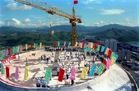 ▲1984年9月，以“三天一层楼”施工、创造“深圳速度”的当时全国最高建筑——深圳国际贸易中心大厦举行封顶仪式。