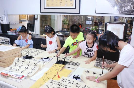 石庐艺术美育学生展后现场书写毛笔字 (图片均由石庐艺术美育提供)