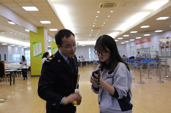 个人所得税新政扎实落地 市民喜领新年红包