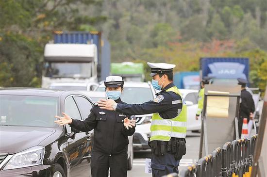 深圳道路交通流量恢复七成，交警呼吁车主使用“专属绿码”免检通行。 深圳商报记者 刘文英 通讯员 刘明 摄