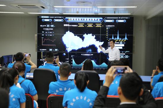 深圳市地方税务局工作人员向采访团介绍大数据决策平台。新华网 黄璐璐摄