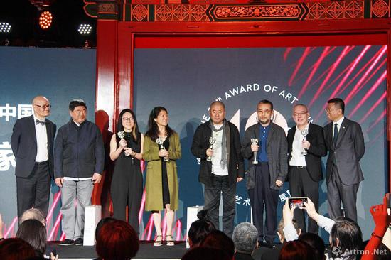 第12届AAC艺术中国年度艺术家奖项提名奖艺术家上台领奖