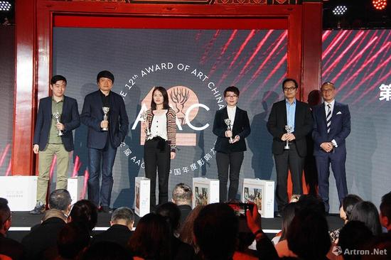 第12届AAC艺术中国“年度策展人”提名奖获得者的代表上台领奖