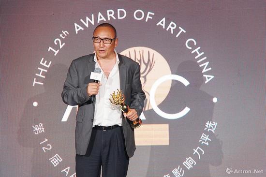 朱青生主编的《中国当代艺术年鉴》（2015卷及2016卷）获得第12届AAC艺术中国年度出版物奖项