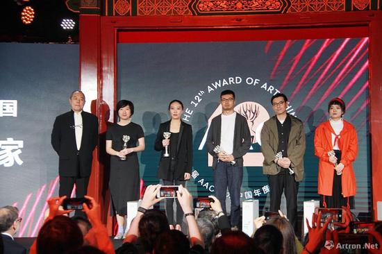 获得第12届AAC艺术中国年度青年艺术家提名奖的艺术家上台领奖