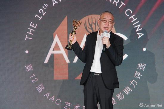 陈界仁获得第12届AAC艺术中国年度艺术家奖项并上台领奖