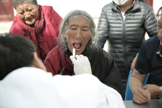 藏民老人接受义诊