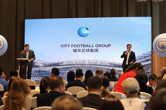 城市足球集团全球商务高级副总裁达米安·威洛比致辞