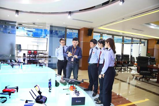 深圳市龙岗区税务局深入高巨创新开展政策宣传辅导。