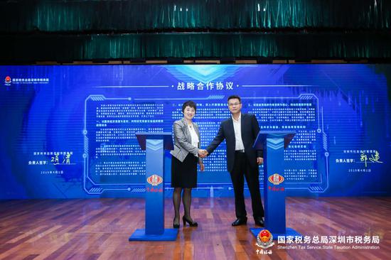 　　深圳市税务局与深圳市社会组织管理局签订战略合作协议，税收共治新格局助力减税降费政策落地生根。