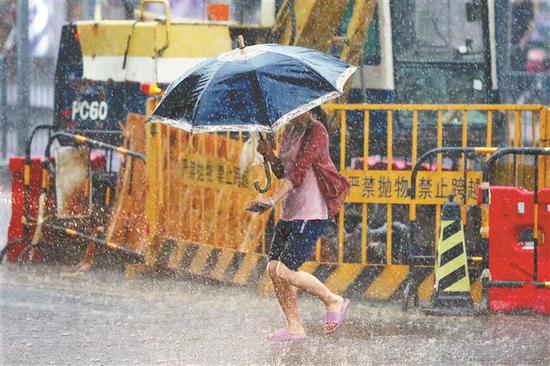 ▲昨日深圳降雨频密，市民在暴雨中前行。深圳晚报记者 杨少昆 摄