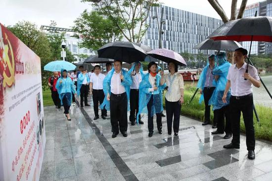 冒雨前行参观南山党建公园