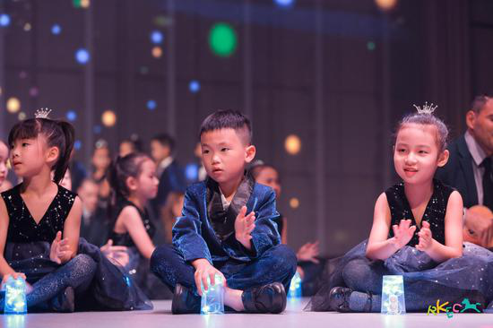 孩子们表演的《Cup Song》