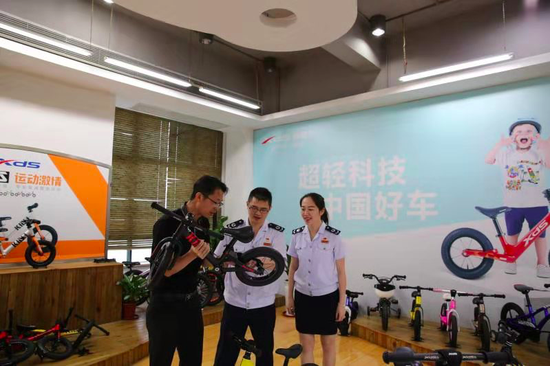 5月21日,光明区税务局业务骨干到辖区白名单企业深圳市喜德盛自行车股份有限公司进行宣传辅导,了解企业产品及生产经营情况。