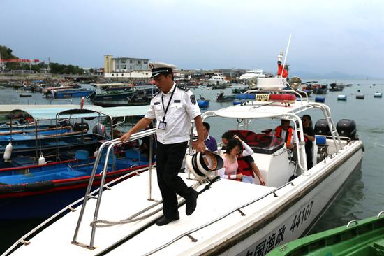 ▲渔政执法人员开展巡航执法检查。