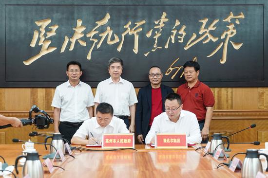 康达尔集团总裁巴根(右)代表与高州市人民政府签约