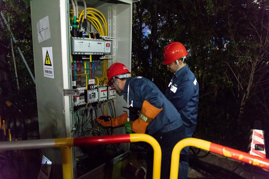深圳南山供电局工作人员检查保供电设备