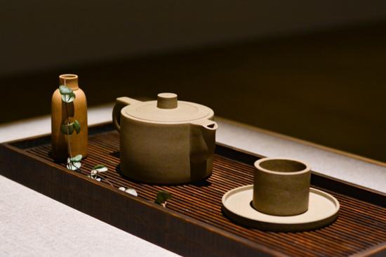 卢志荣《世外》——‘褐泥紫砂茶具’展品