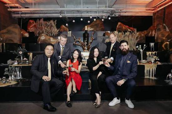 格兰菲迪首席酿酒师Brian Kinsman、全球品牌大使Struan Grant Ralph、格兰菲迪亚太区及全球免税渠道总裁Doug Bagley、格兰父子大中华区董事总经理周学文、格兰父子中国区市场总监张戟与高级餐桌艺术家毛雪蕾共同揭幕格兰菲迪23年