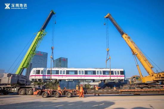 地铁 8 号线一期首列车吊装作业。图片来源：深圳地铁