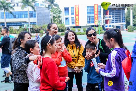 小组组长正在和组员讨论如何完成任务