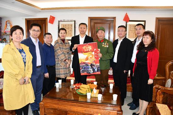 在老兵陈武贤家，张悦华局长送上慰问品和慰问金，并致以新年祝福。
