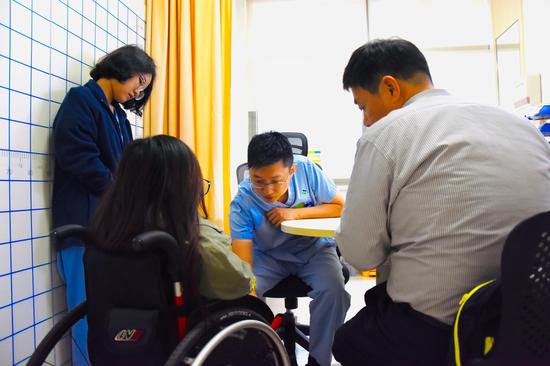 港大深圳医院物理治疗部杨晓光治疗师为罕见骨病患者看诊