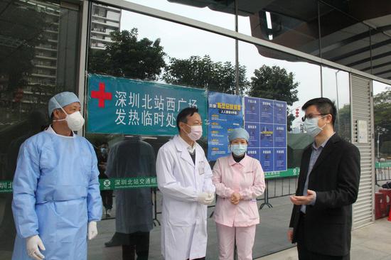 慰问深圳北站发热临时处置点医护人员
