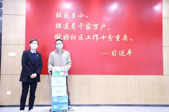 北站社区：热心居民为社区一线工作者送上爱心水果