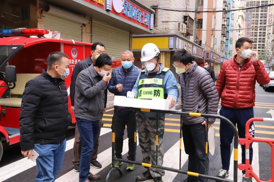 北站社区：社区党委书记何新生同志陪同区机关下沉干部检查城中村围合管理情况