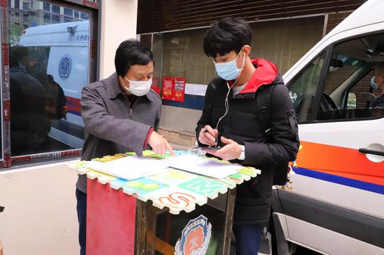 北站社区：社区党委书记何新生同志指导卡口信息登记