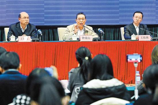 2月18日，国家卫健委高级别专家组组长、中国工程院院士钟南山（中）在广州出席新闻发布会。中新