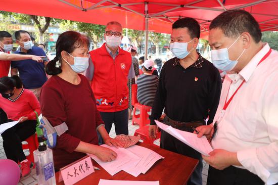 人大代表收集群众对民生微实事意见建议