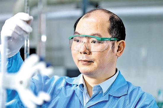陈晓宇对药水进行化学分析