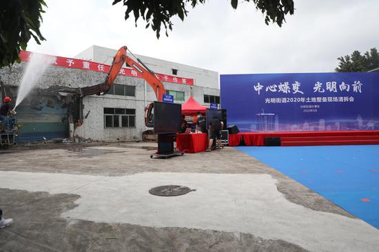 光明街道2020年土地整备现场清拆会主会场，一栋面积约3450平米的厂房被清拆