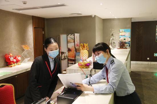 深圳市税务局主动送服务上门,为深圳市禧荟轩餐饮管理有限公司开展“一对一”纳税辅导,助力餐饮企业复工复产。