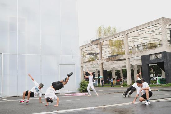 宝安特色传统杂技结合新潮街舞《魅力舞环》在闭幕式上的精彩表演。　