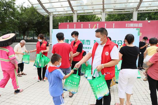 社区红小二向辖区居民宣传垃圾分类知识