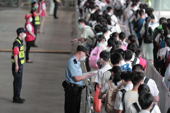 为跨境学童有序返校护航